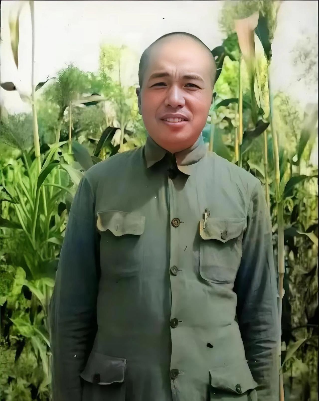 八一建军节，想起了彭老总这是彭总在延安时的珍贵照片，四十多岁，正值壮年，面带微
