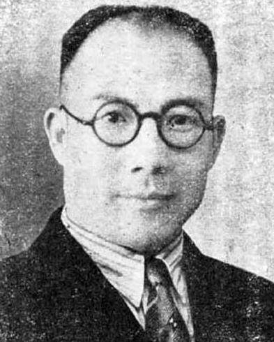 1974年秋，秦城监狱，58岁的屈武正在劳动，一名看守突然走到他身边，压低声