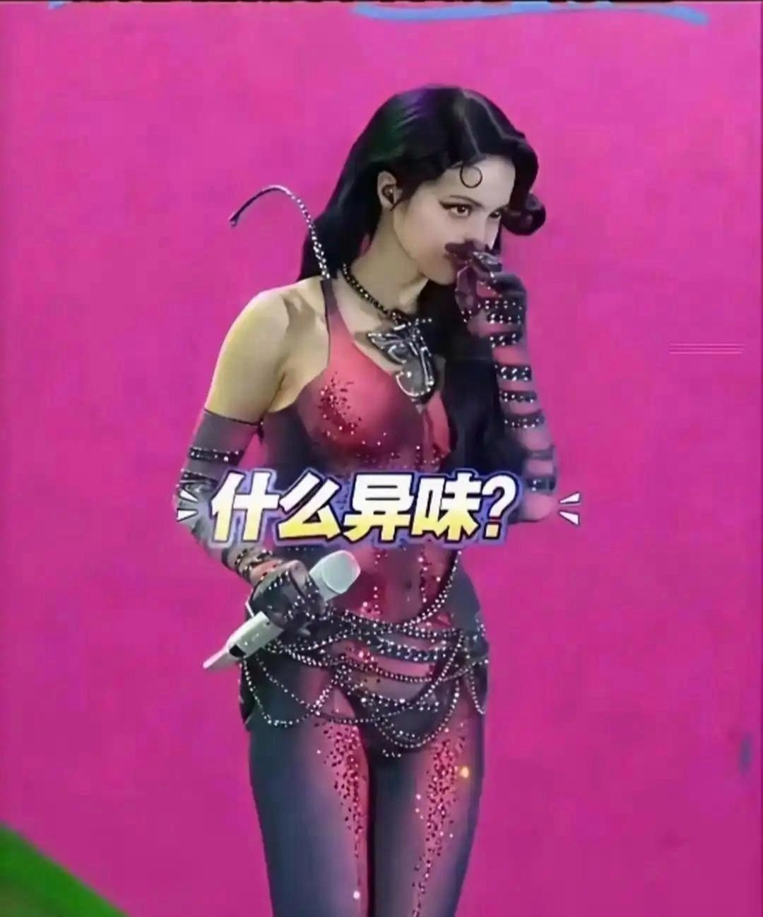蔡依林演唱会，皱鼻捂嘴那2秒钟，暴露了顶级艺人最可怕的"肌肉记忆"。凑近伴舞，鼻子一皱，下意识捂嘴。