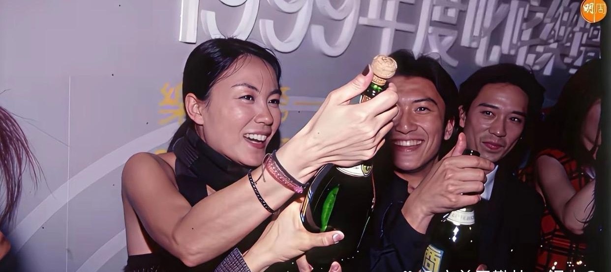 当时的谢霆锋才19岁，看起来相当的稚嫩，就已经和30岁的王菲恋爱了，看他对王菲的