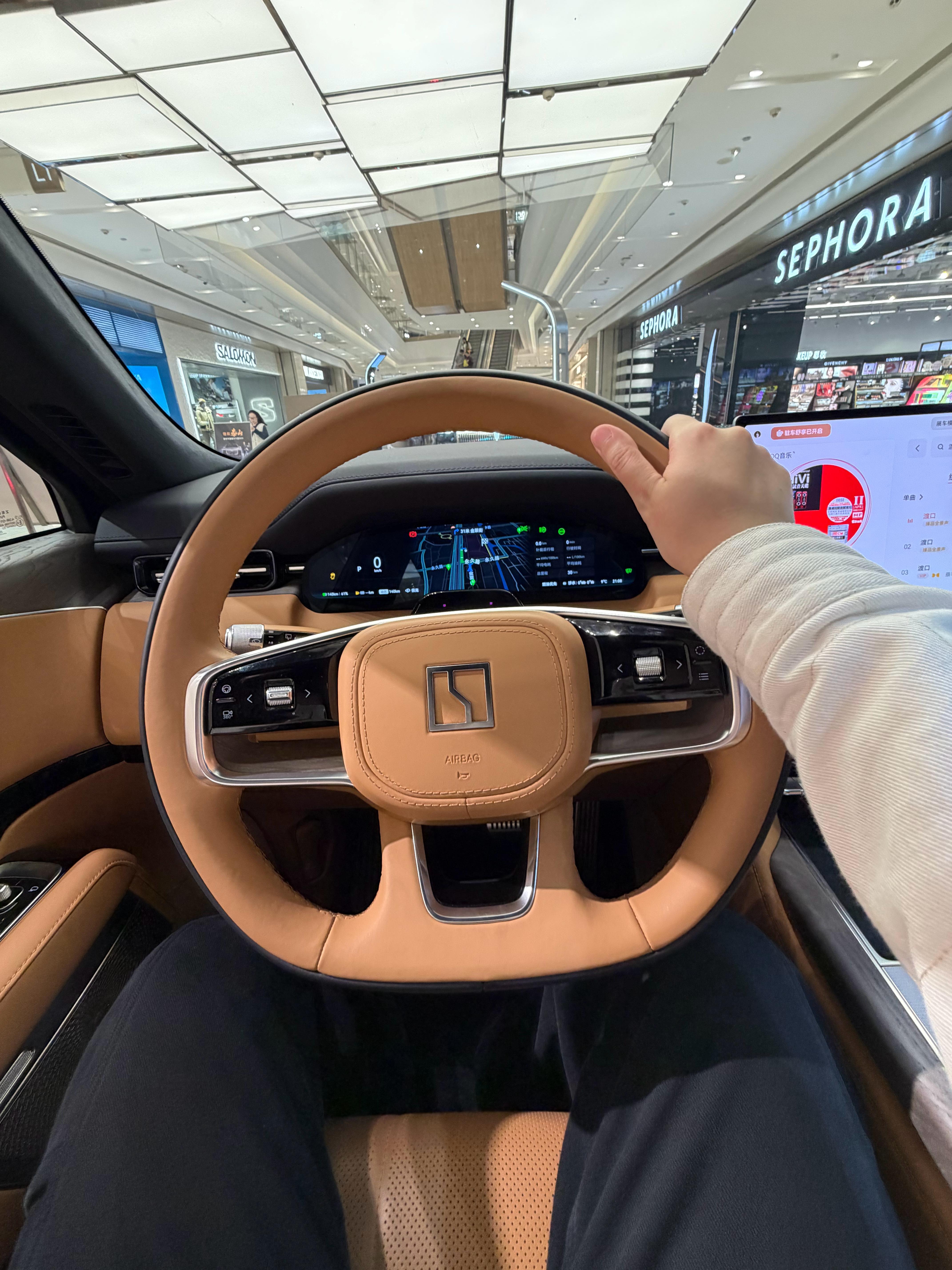 坐上杭州湾库里南极氪9X了哇这个二排太舒服了如果金主愿意给我买它的话我可能