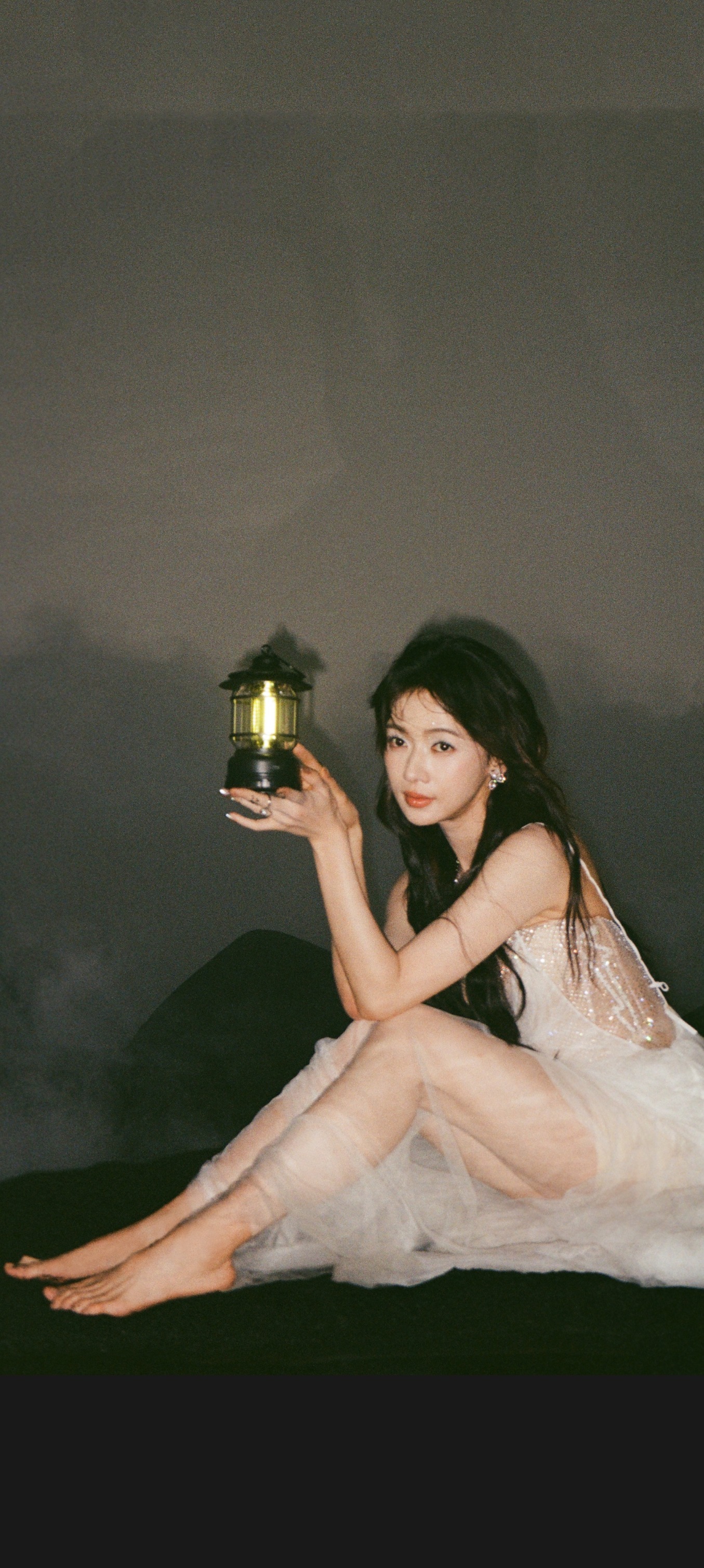 吴谨言最新生日营业照，吊带白纱裙光脚美腿，好仙好美。吴谨言