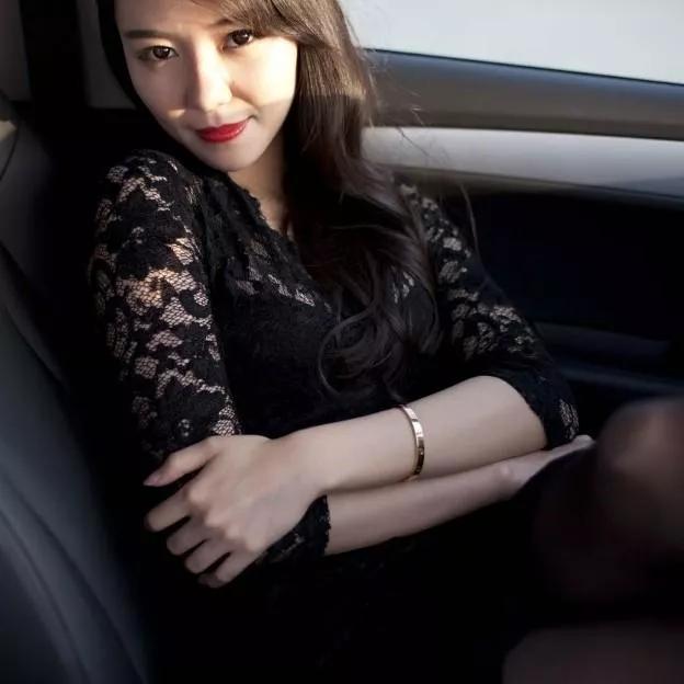 优雅车中，黑裙女子，指尖轻触，韵味无穷黑裙感美女吊带气质黑裙黑裙娇羞照黑长