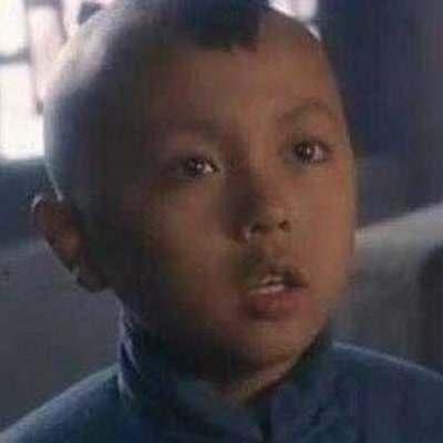 以前可喜欢谢苗这孩子了，长相端正，武打动作又好看！听说他现在拍的电影票房不好，