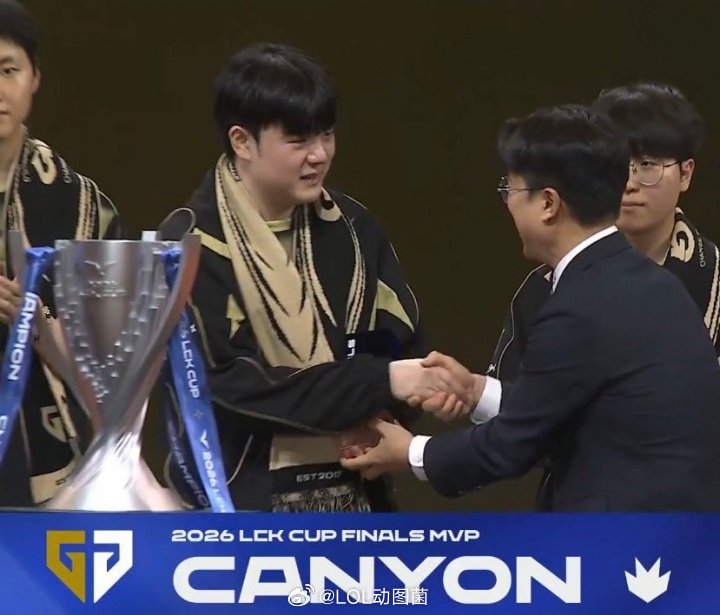 啊这...去年LCKCUPFMVP拿下200w韩元奖金，而今年只有一个握手🤝