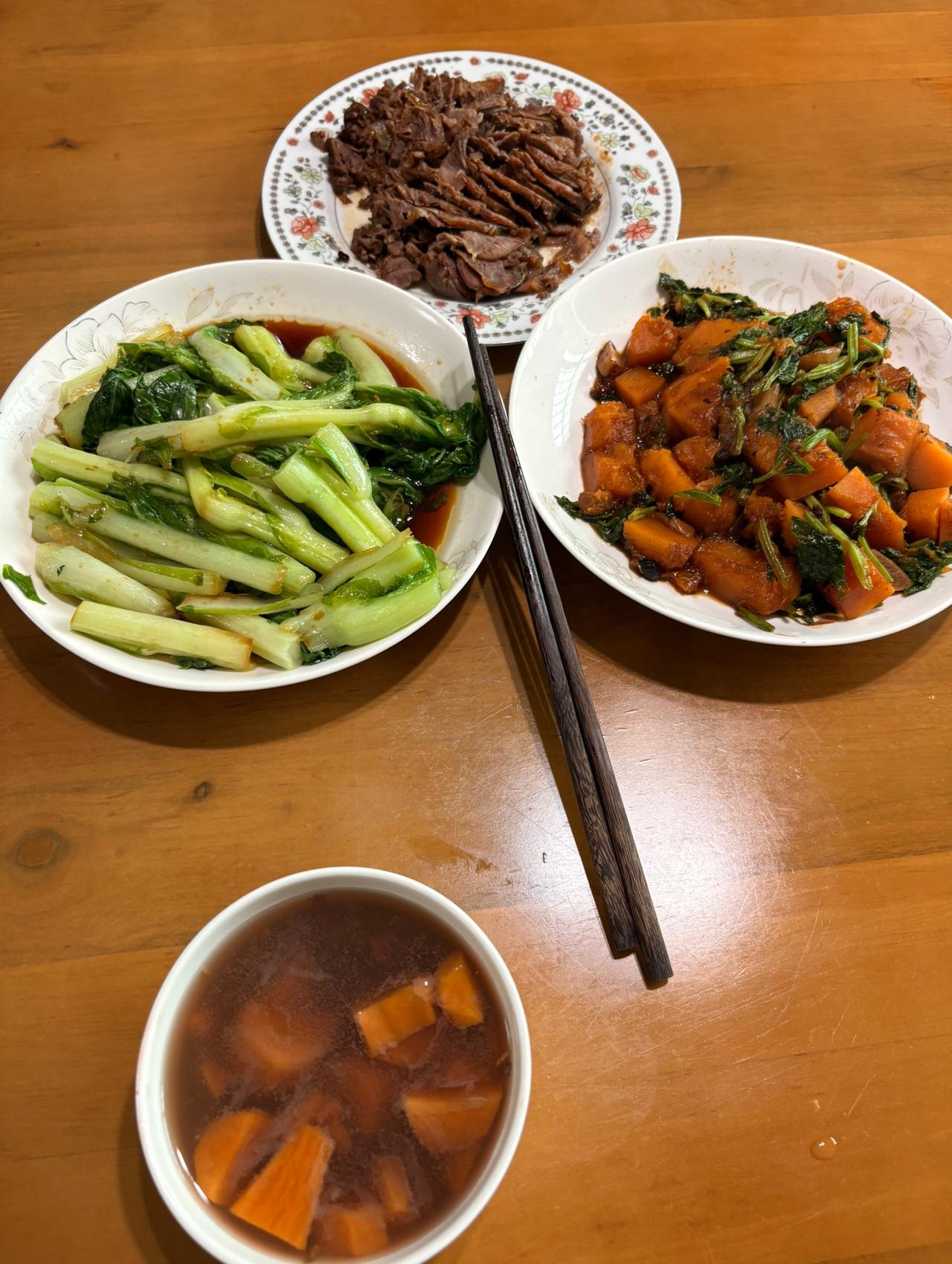 七零后兔子的晚餐现在早已经过了狼吞虎咽的年纪，新陈代谢的影响，晚餐已经吃不了