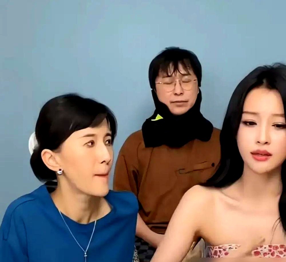 58厘米的腰，套进改良肚兜和高开衩裙里。30岁的孙怡，突然就不装了。以前大夏天出门，她恨不得把自己裹