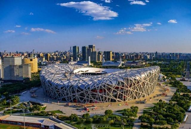 AI旅行任意门春节假期，来北京开启一场难忘之旅！漫步故宫红墙黄瓦，触摸历史厚重；