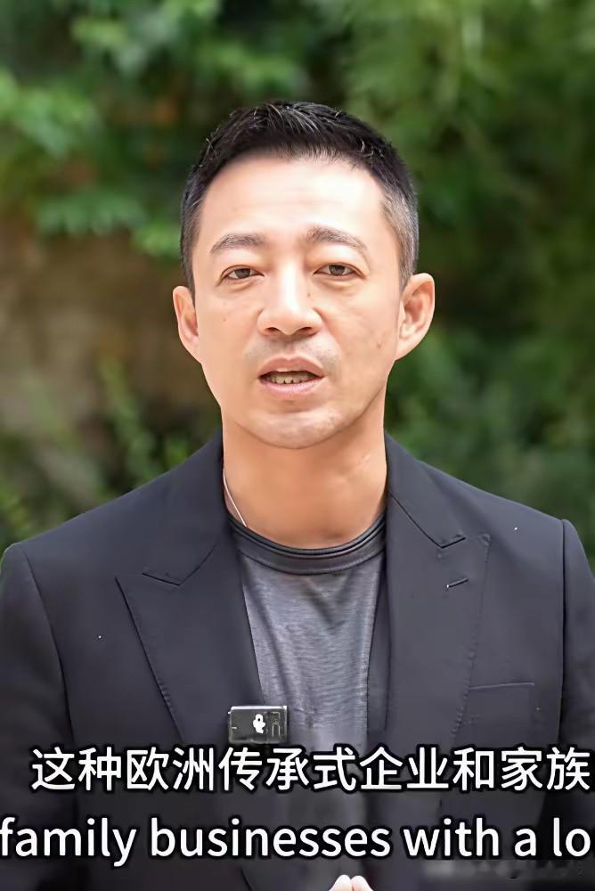 汪小菲有没有割双眼皮不重要了，重要的是汪小菲的健康状态看起来不是很好。眼睛凸，右边脖子粗，整个人越来