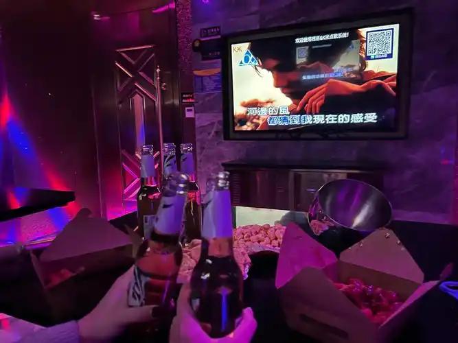 重庆，一男子在KTV认识一陪酒女大学生，两人发生关系后，男子提出每月给她8000
