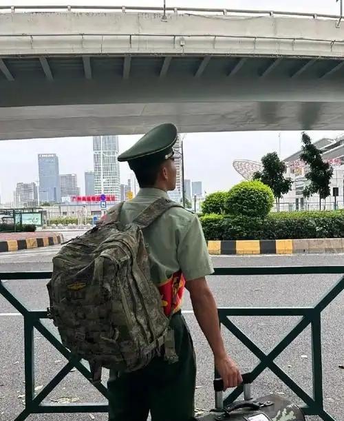 ☁表弟退伍回来兴奋地买了辆新车，还特意在车上贴了个“若有战，召必回”的贴