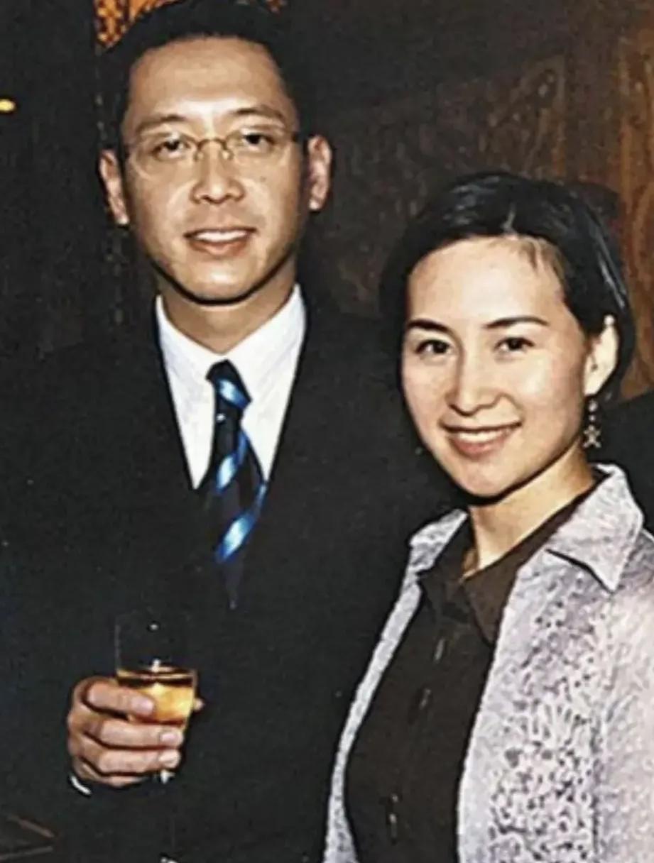 何超琼其实也没有那么爱陈百强，那只是媒体的臆想，从这里可以看出，当初何超琼是很爱