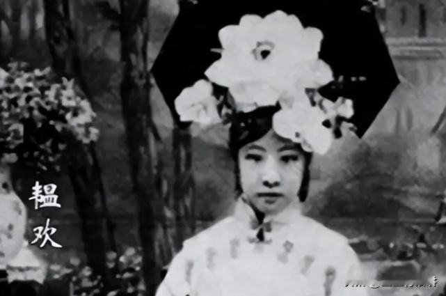 1960年，周总理请溥仪吃饭，席间，溥仪看了一旁的女子好几次，周总理注意到后，就