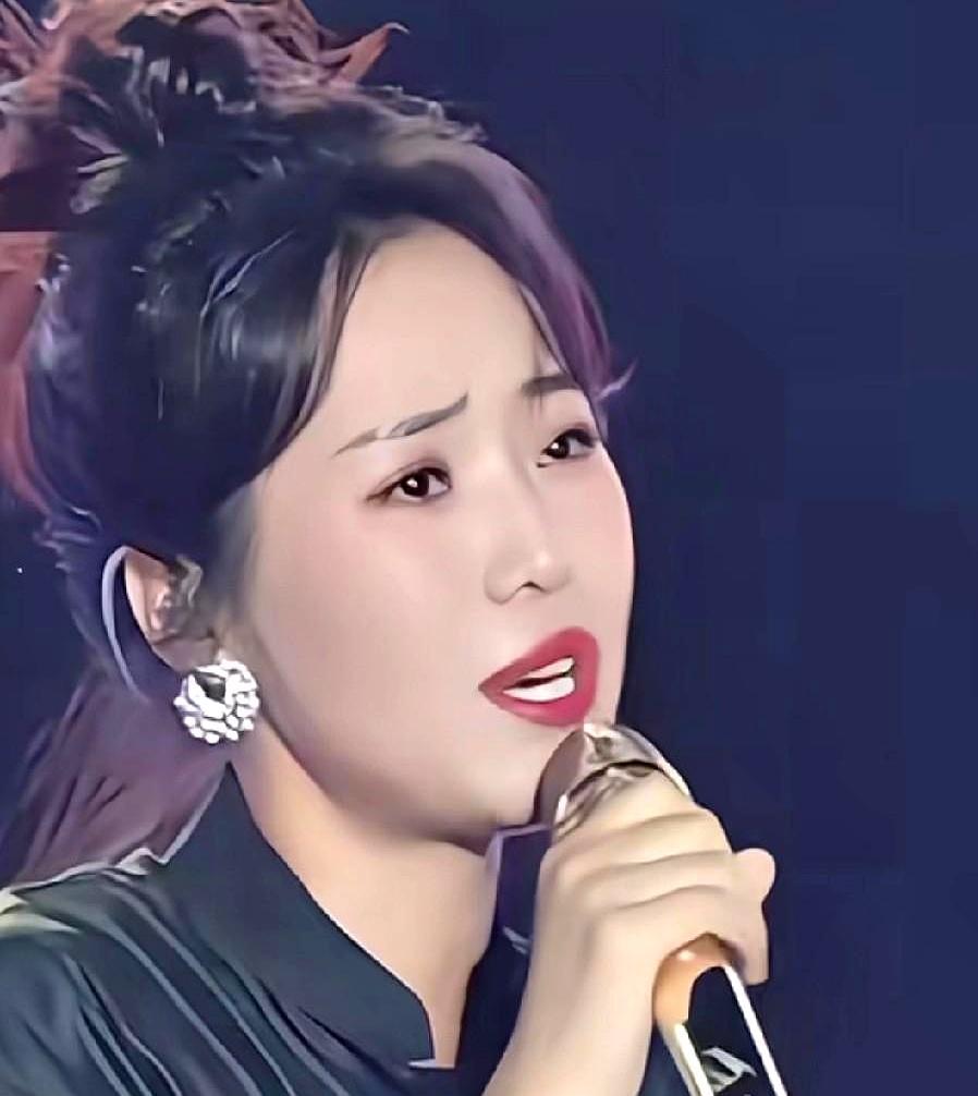 刀郎最疼的女徒弟云朵，消失了整整8个月后，一开播，直播间瞬间挤进了100万人。