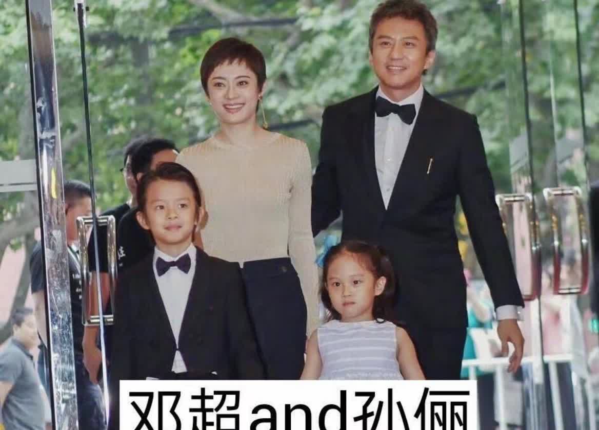 娱乐圈10位令人羡慕的“一家四口”这些明星一家四口的画面甜到齁嗓希望他们