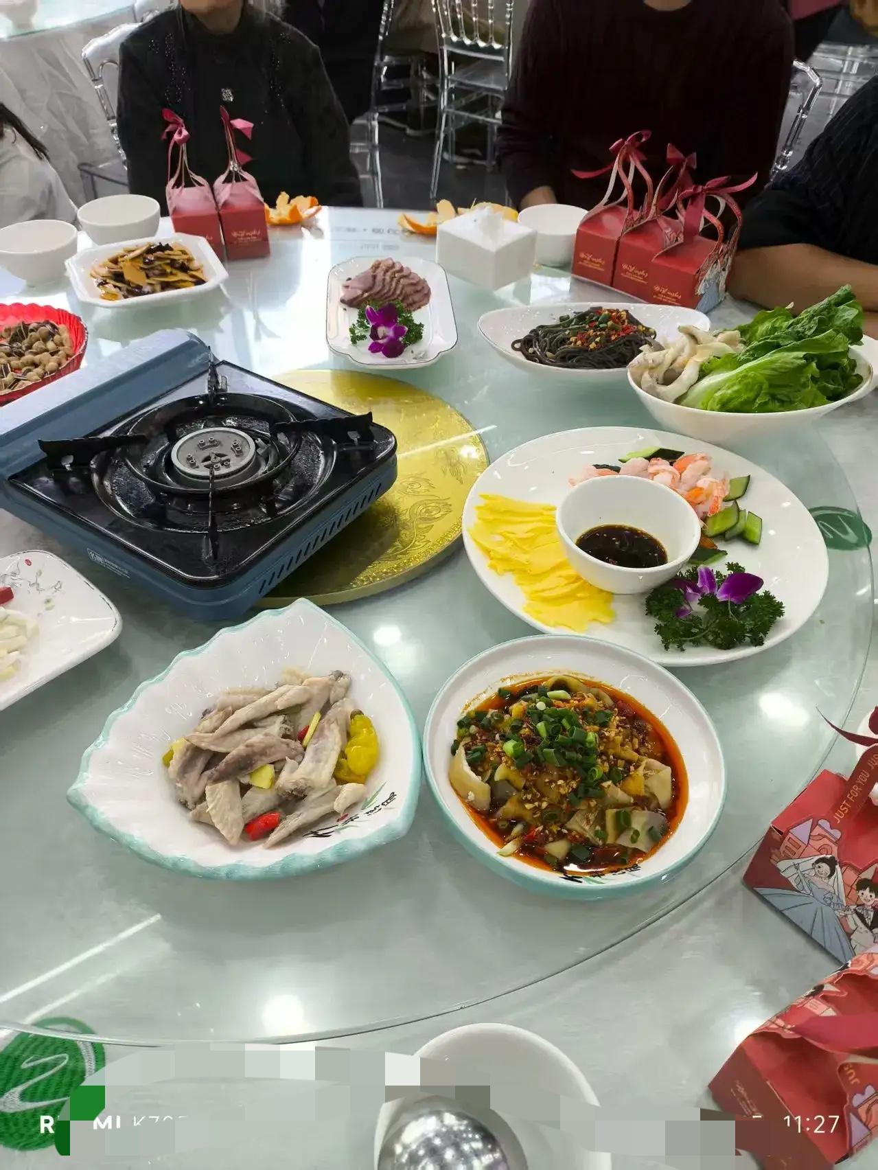 今天去吃了一个结婚酒，见到这种随礼情况，主家一定亏死了。一场喜酒的“算账”：