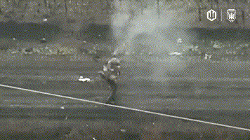 乌军无人机在波克罗夫斯克精彩瞬间图一，乌军无人机锁定俄军一名侦察兵，看装备应该