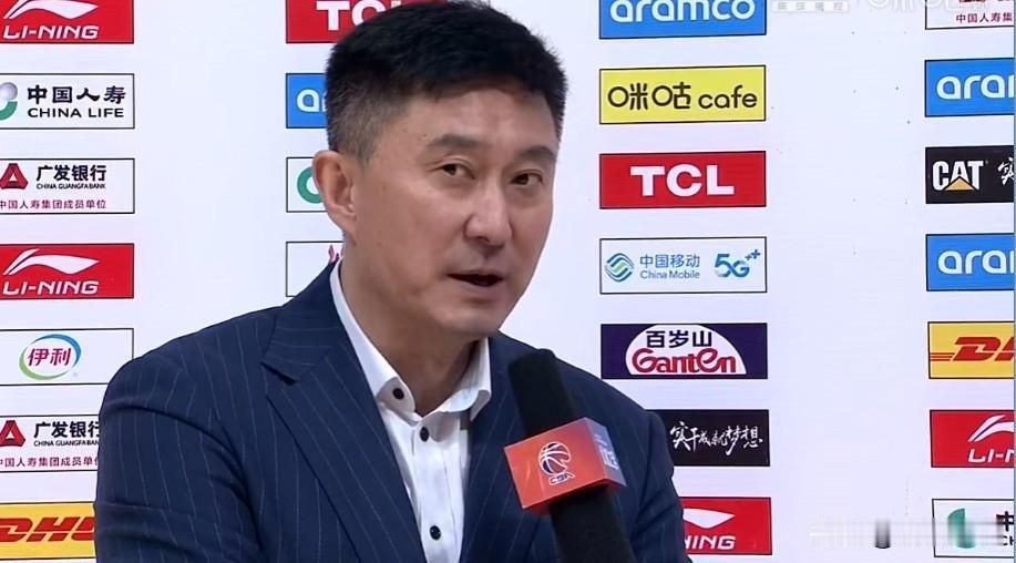 广东队107—102南京，给广东队球员点评：1.徐杰：球队“发动机”，半场