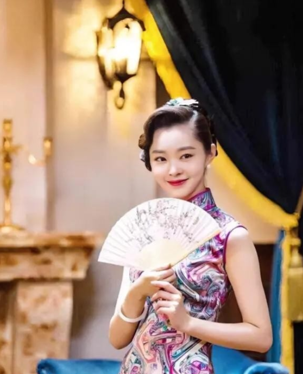 1938年，41岁的戴笠借口加班，将年轻貌美的秘书余淑衡带到了卧房。他递给余