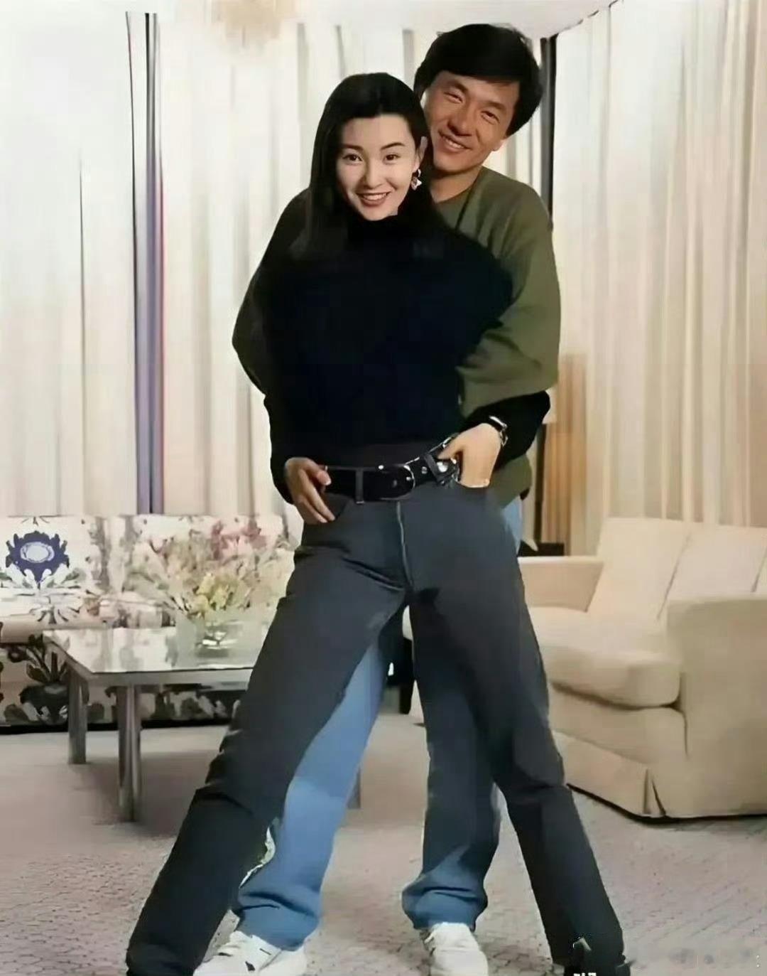 原来男女拍照还能用这姿势，感谢成龙大哥和张曼玉老师的示范！