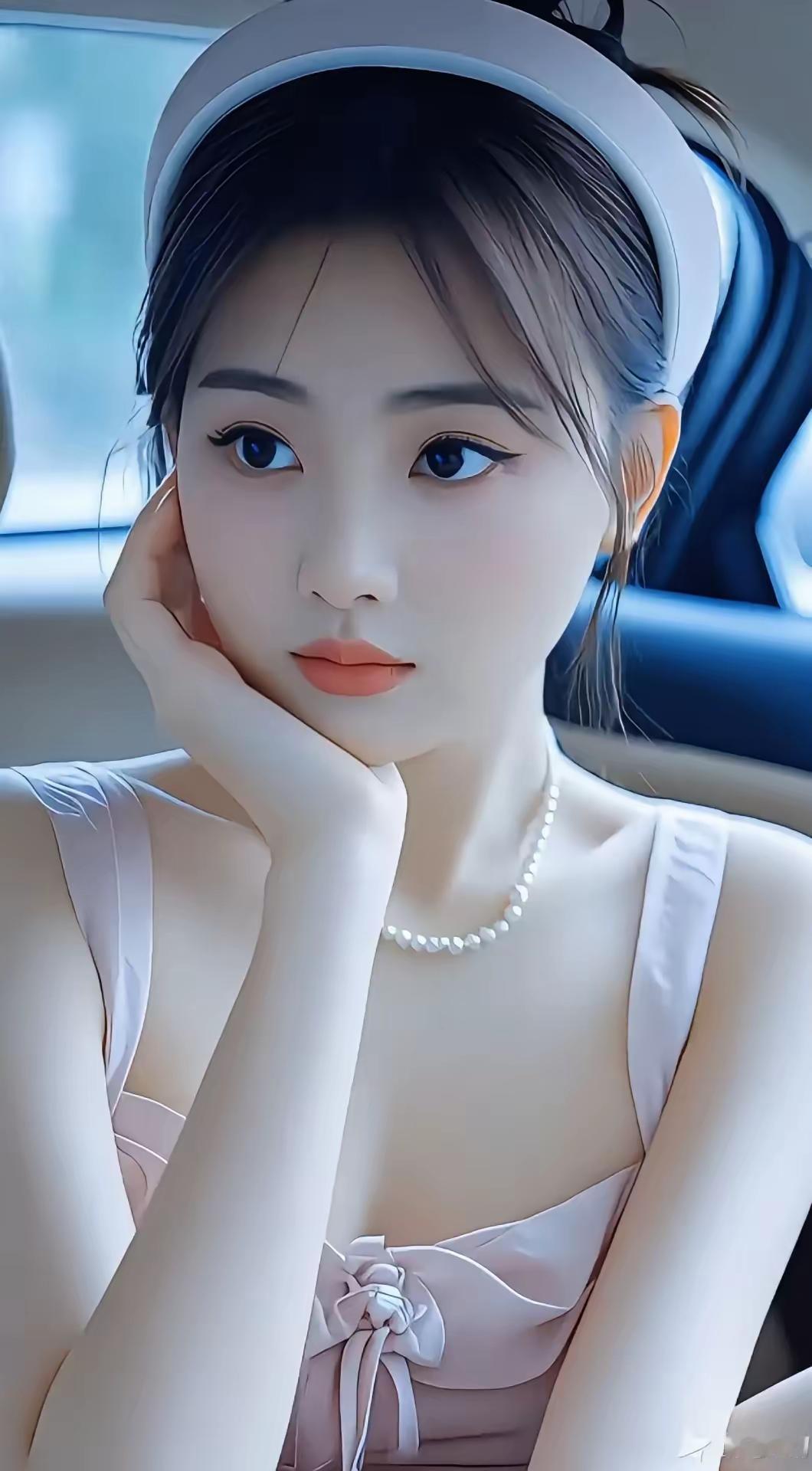 豪华轿车的后座，坐着一位优雅少女。她身着粉色礼服，那柔和的粉色如同春日里绽放的樱