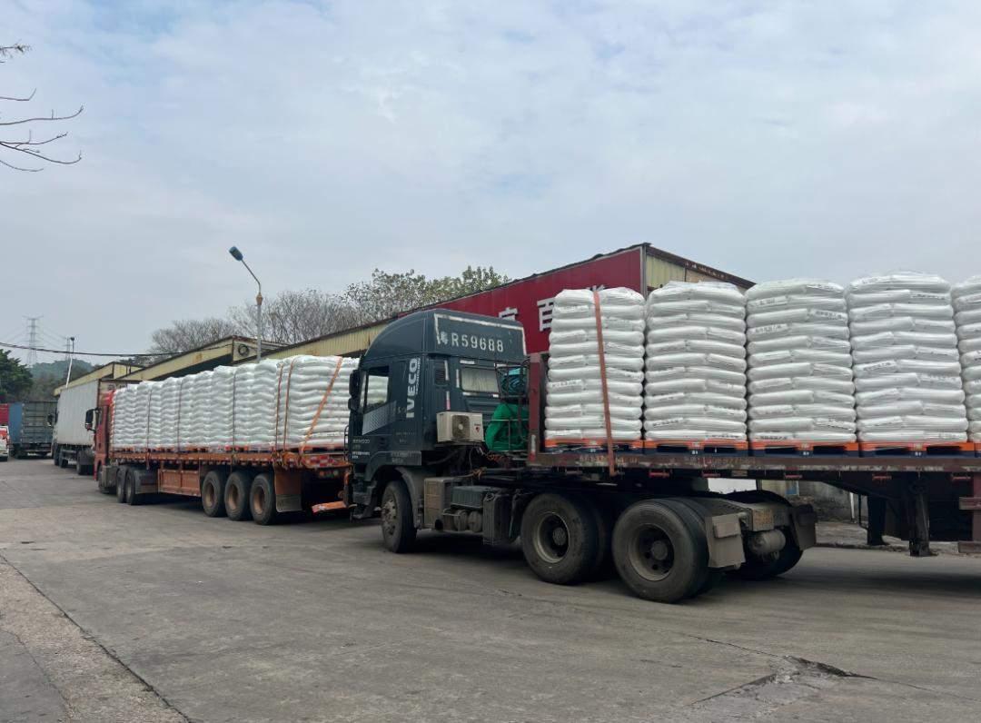 广东樟木头这塑胶市场以前堆成山愁卖的塑料原料，现在价格疯涨还遭疯抢，工程塑料涨9