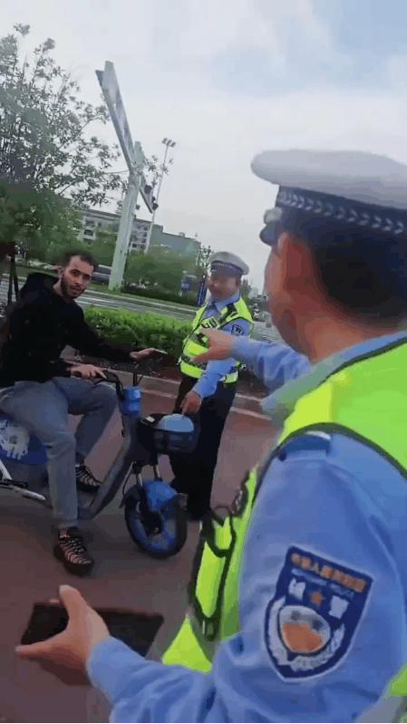 一个老外因骑车不戴头盔被交警叔叔拦下盘查。交警一看这是一个外国人，马上伸手招呼
