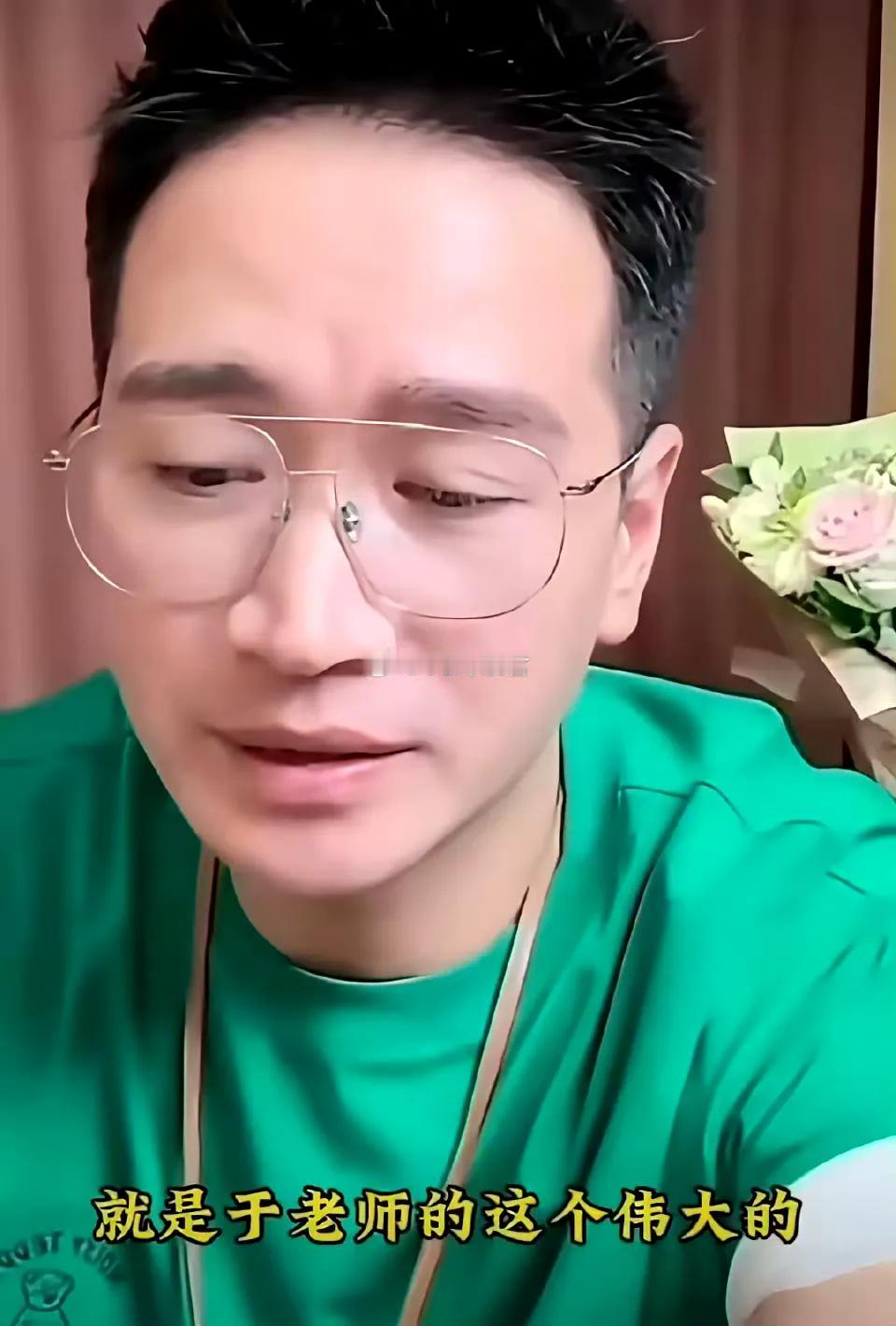 越扒何晟铭越有意思他在直播中聊于正，就像以前回应他和香港富婆的那一段一样坦荡。