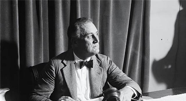 美国现在乱成这样，为什么就出不了个能一锤定音的强人？其实很简单，资本家和精英们根