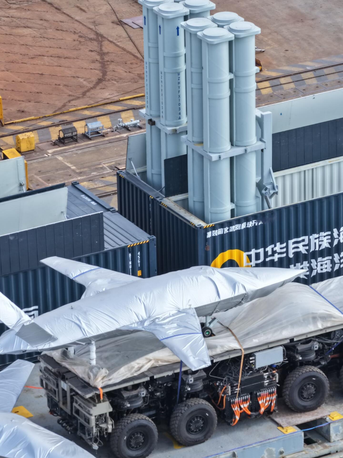 陆基CCA无人机弹射器装上集装箱式垂直发射系统（VLS）的船！这意味着我们的