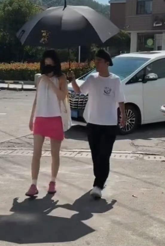 孟子义穿了周也姐姐设计的衣服上班穿了周也姐姐设计的衣服，衣服配色好清新，与夏天的