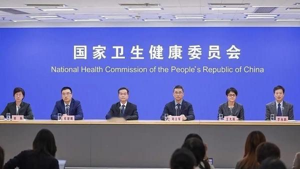 国家卫健委召开节气与健康发布会，就春节健康提醒如下：1.慢性病患者切勿擅自停