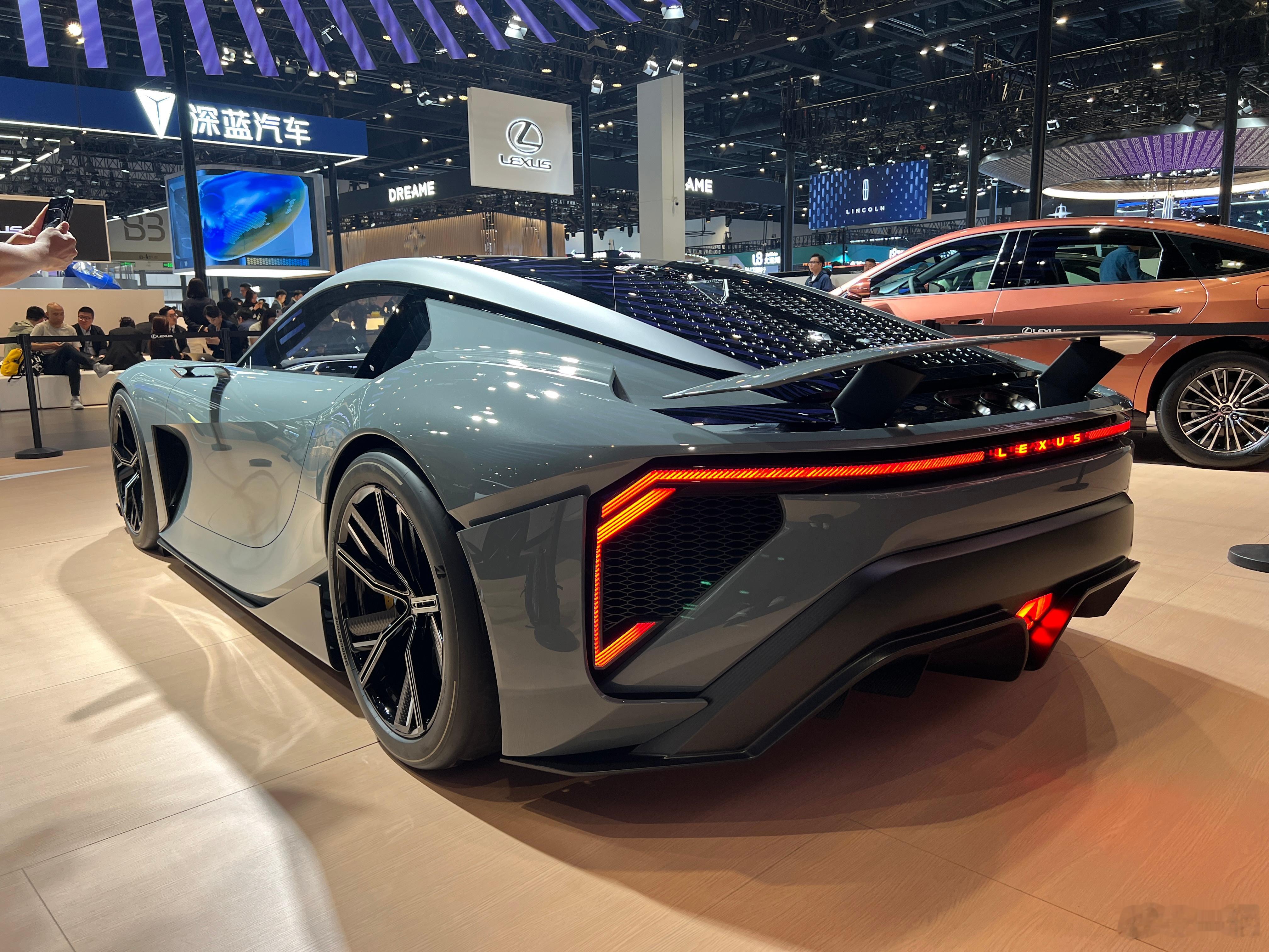 第一次见到全新一代LFA概念车的真容视觉震撼感还是相当强的尤其是全车夸张的空气