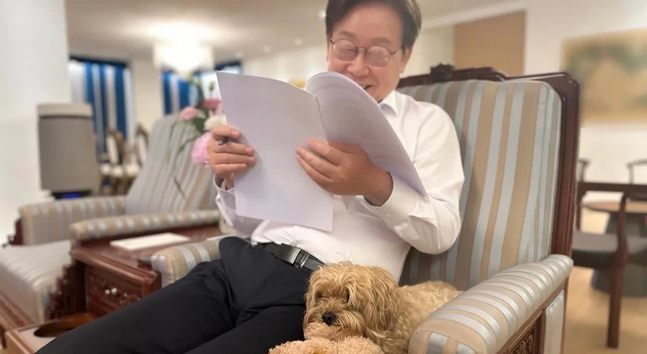 韩国总统爱养狗。李在明非常喜欢狗，他养了一条名叫芭比的爱犬，即便是工作的时候，见