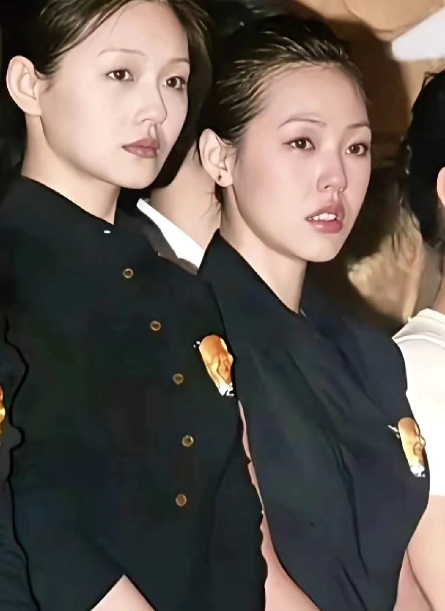 我觉得她们家都挺复杂的，出现在屏幕前的大小s关系很纯粹，充满姐妹情义。但是她们在