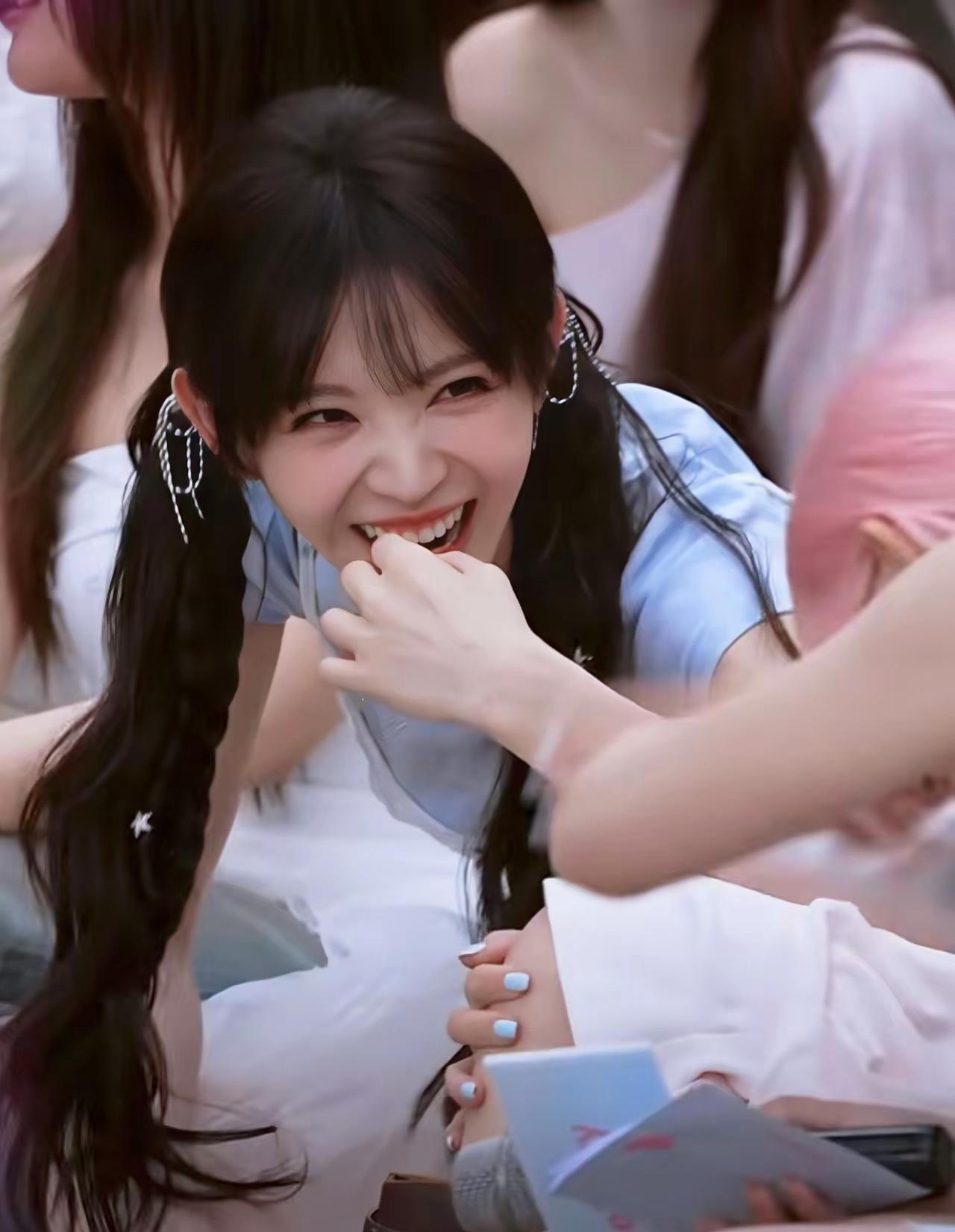 田曦薇[比心]，拿到🆕代言，笑得好“邪性”[无奈吐舌]而且拍“床照”，竟然没