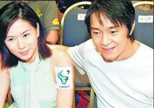 2010年，周星驰与于文凤分手，周星驰说“我们在一起12年，我给你2100万分手