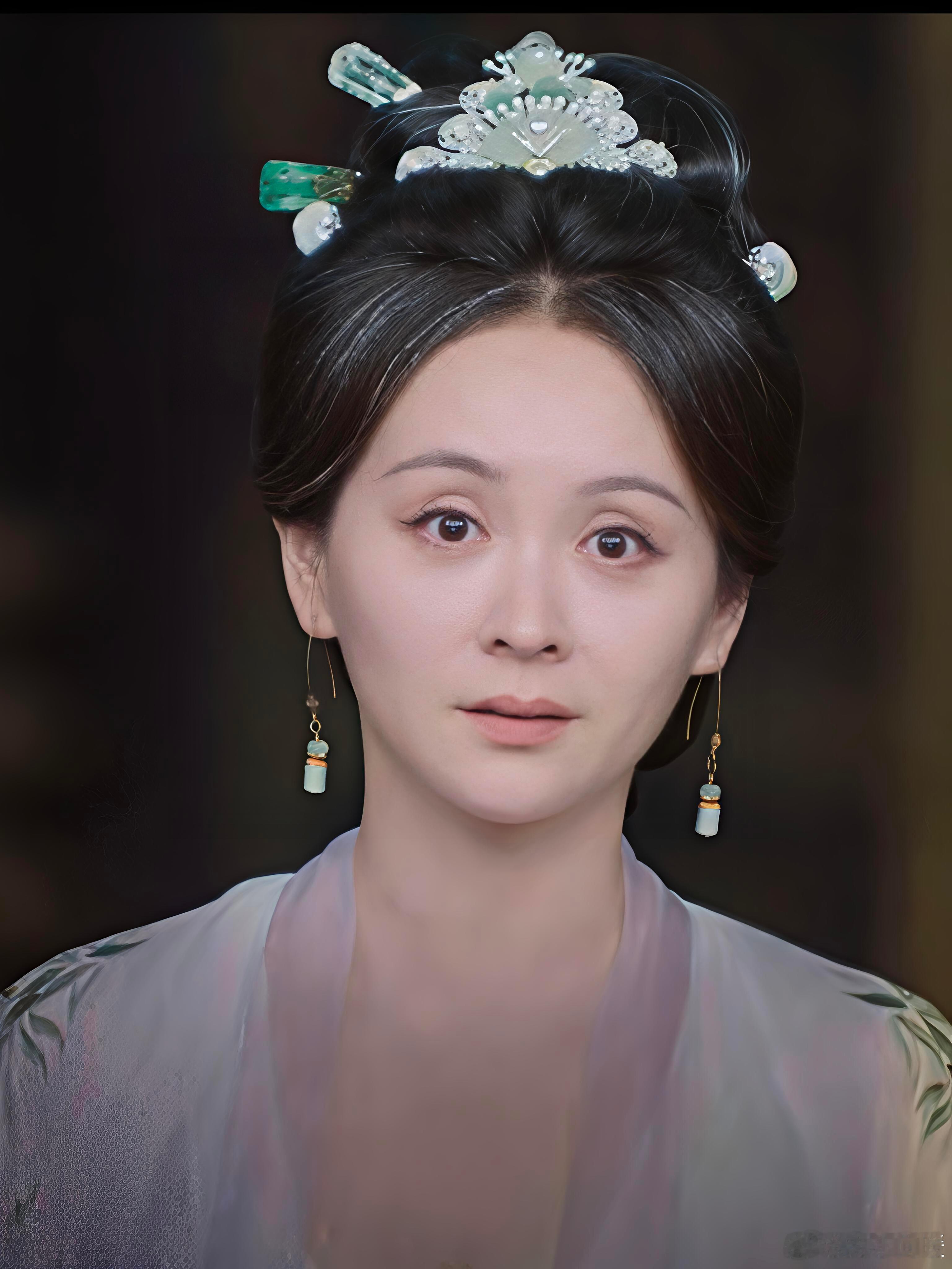 在热播剧《白日提灯》里，迪丽热巴饰演的贺思慕梦到父母，令人意外的是，其母亲的扮演