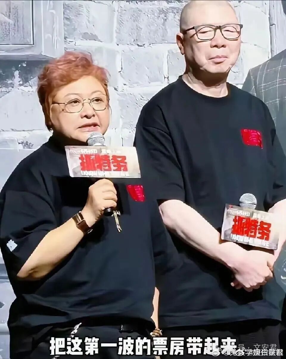 韩红“给个面儿”：电影得靠作品质量说话，观众不欠明星钱1.韩红在《抓特务》电影首