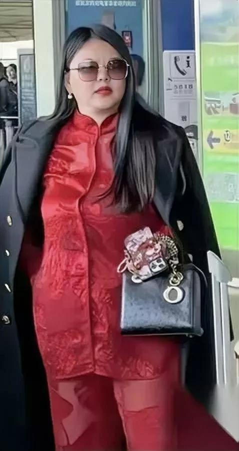 李湘近况惊到我了！线下偶遇她竟这样…朋友说上次见她，上车五分钟就打呼噜，