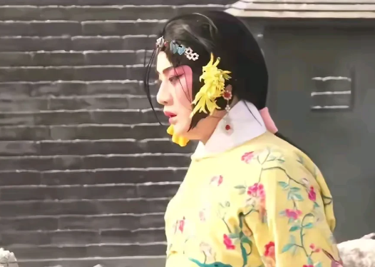 没看彩蛋亏大了！余少群出来后，身着戏服，头发凌乱，直奔桥上，一点没犹豫，片腿就下