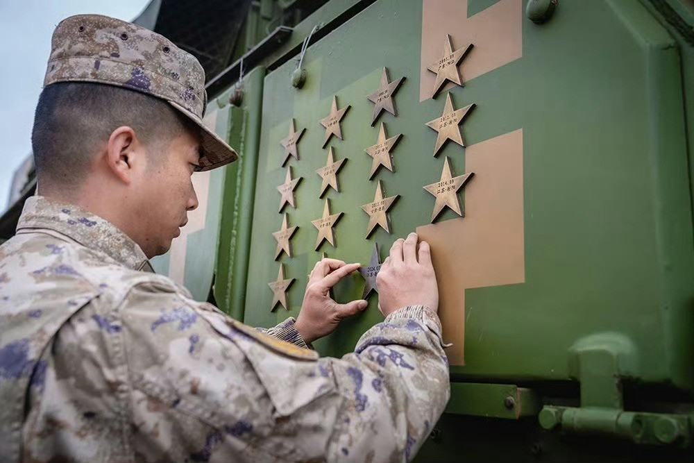 战车佩戴“勋表”，“一等功营”的名场面来了！这是战绩吧！