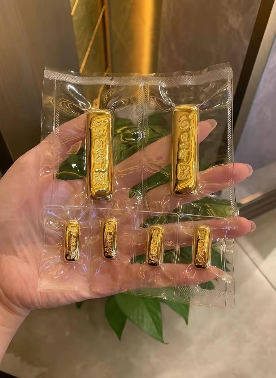 哎呀，手里攥着黄金的人，今晚怕是要辗转难眠咯！金价那叫一个跌，而且跌势不止啊。瞧