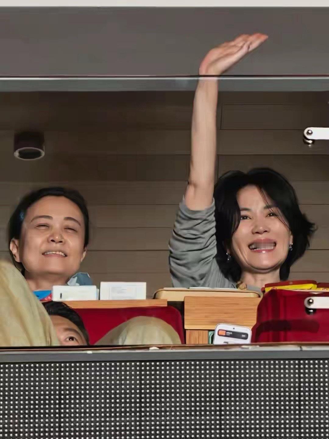 那英19岁女儿现身妈妈演唱会，染一头黄发很美，和宋丹丹坐在一起​​​