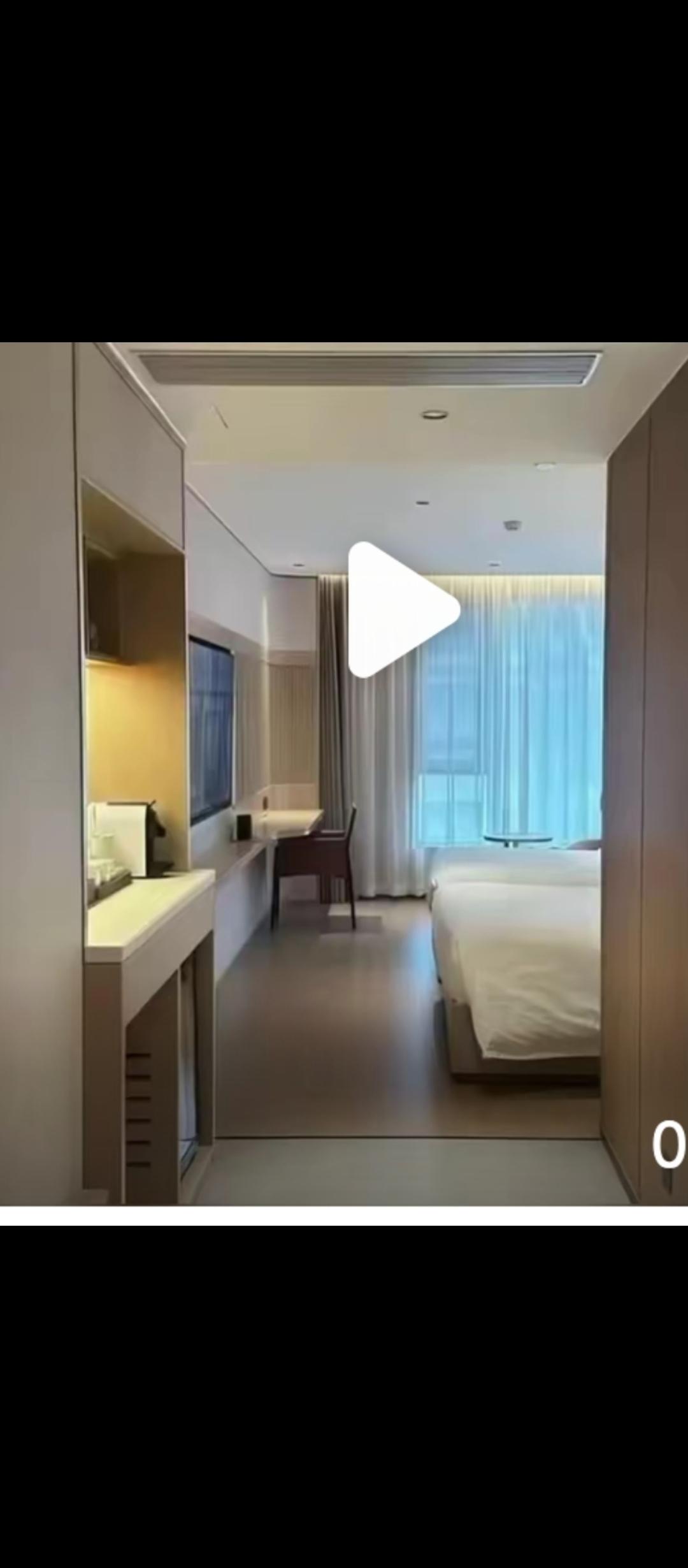 我开了个小宾馆，深夜12点，派出所的警车来了，说接到报警，201房间疑似有“问题