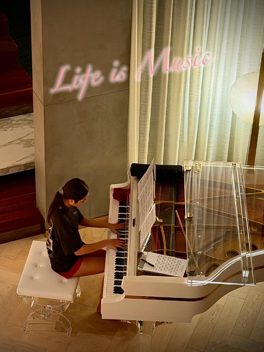 吴尊15岁女儿身高吴尊15岁女儿腿长吴尊分享的照片，15岁Neinei的身高变化