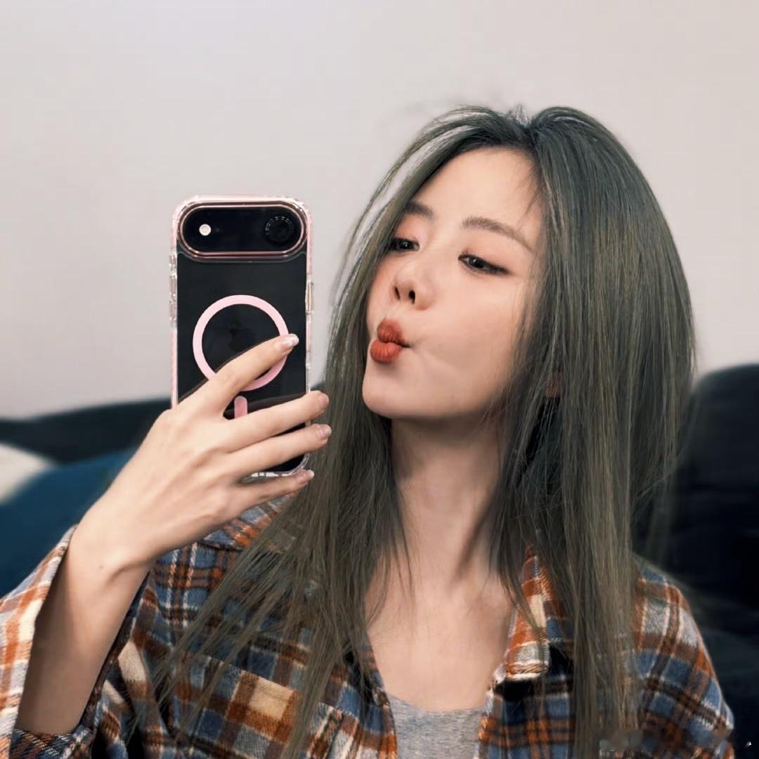 救命！谭松韵这头金发是住在理发店了吗？😱刷到工作室新图我直接愣住三秒，这真的是