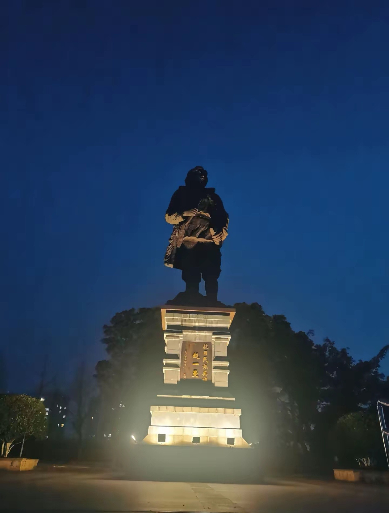 黑夜，不要忘记仰望星空，星辰如此耀眼。