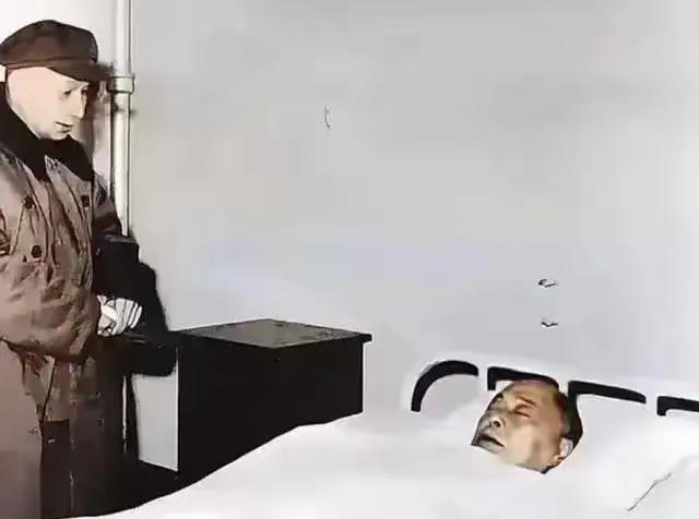 1971年冬，64岁的粟裕前往301医院探望病重的陈毅，神情非常的忧虑。陈毅在病