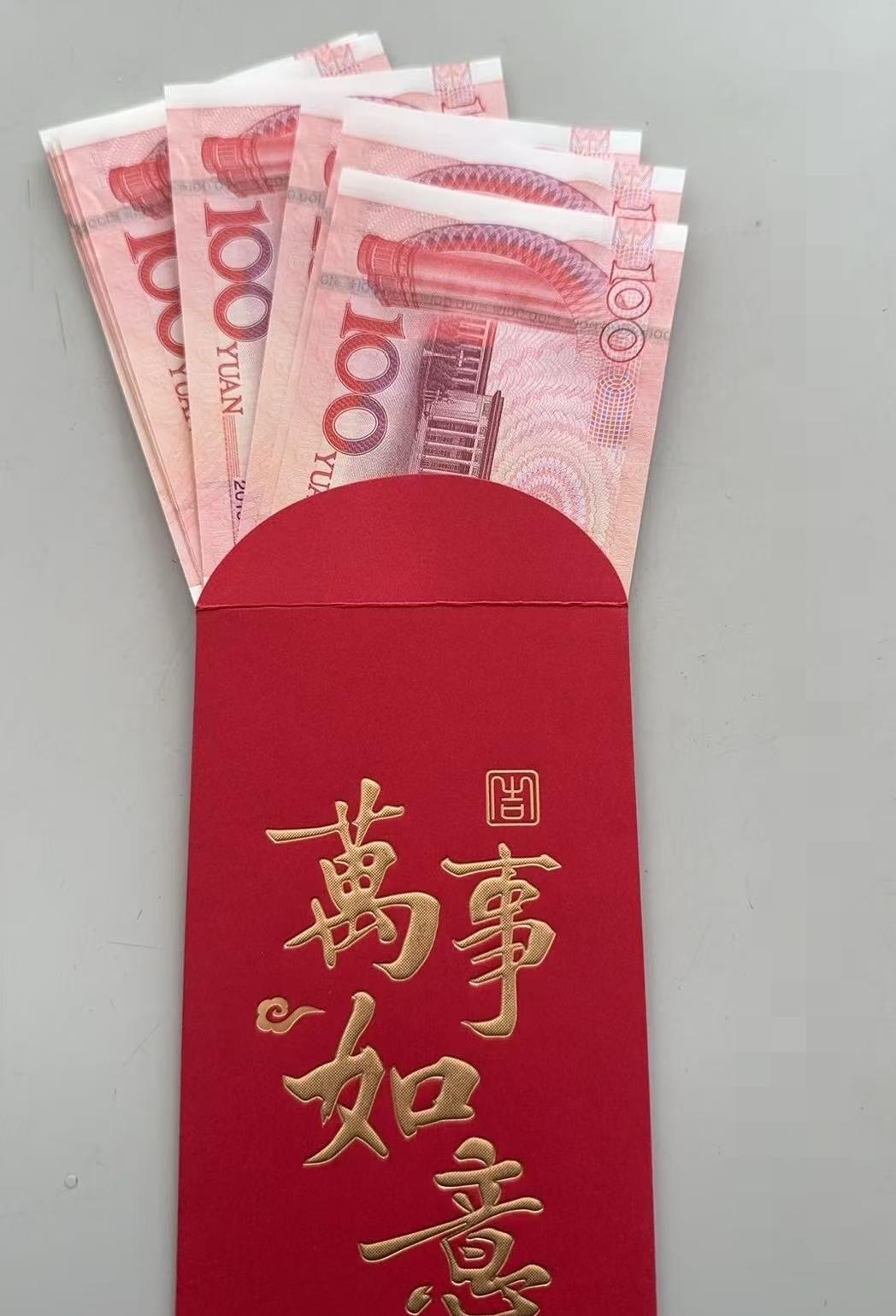 我家八旬老太太收了俩闺女的红包，一个两千一个一千，正琢磨着谁更有心，结果我